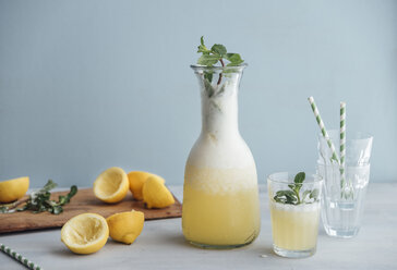 Hausgemachte Limonade mit Honig gesüßt in Karaffe und Glas - IPF00499