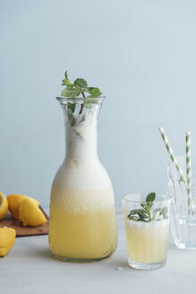 Hausgemachte Limonade mit Honig gesüßt in Karaffe und Glas - IPF00500