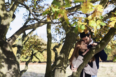 Verliebtes Paar an einem Baum in einem Park - IGGF00826