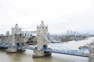 UK, London, Luftaufnahme der Tower Bridge - IGGF00846