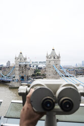 UK, London, Blick auf die Tower Bridge von einem Dach aus mit einem münzbetriebenen Fernglas - IGGF00847