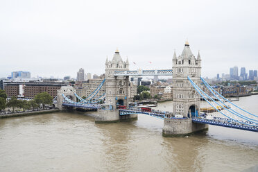 UK, London, Luftaufnahme der Tower Bridge - IGGF00848