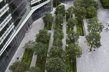 UK, London, Blick von oben auf das Finanzviertel mit Bäumen im Innenhof - IGGF00850