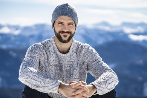 Deutschland, Bayern, Brauneck, Porträt eines lächelnden Mannes im Winter in den Bergen - DIGF05907