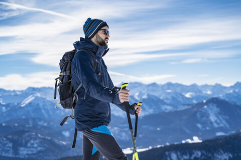 Deutschland, Bayern, Brauneck, Mann auf einer Skitour im Winter in den Bergen, lizenzfreies Stockfoto