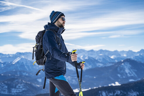 Deutschland, Bayern, Brauneck, Mann auf einer Skitour im Winter in den Bergen - DIGF05939