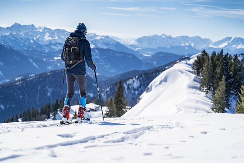 Deutschland, Bayern, Brauneck, Mann auf einer Skitour im Winter in den Bergen - DIGF05940