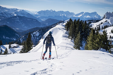 Deutschland, Bayern, Brauneck, Mann auf einer Skitour im Winter in den Bergen - DIGF05941