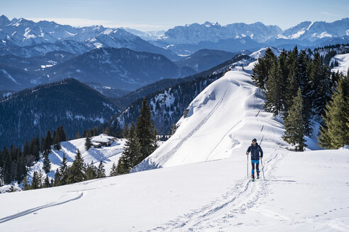Deutschland, Bayern, Brauneck, Mann auf einer Skitour im Winter in den Bergen - DIGF05942
