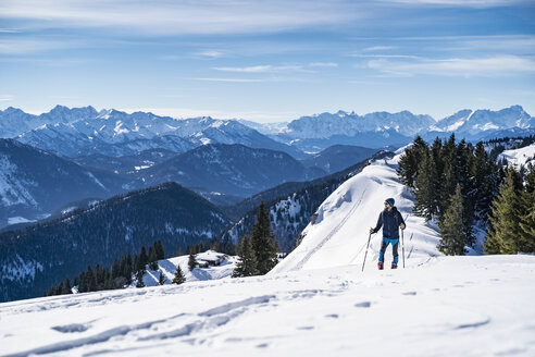 Deutschland, Bayern, Brauneck, Mann auf einer Skitour im Winter in den Bergen - DIGF05943