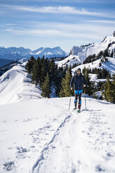 Deutschland, Bayern, Brauneck, Mann auf einer Skitour im Winter in den Bergen - DIGF05944