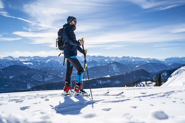 Deutschland, Bayern, Brauneck, Mann auf einer Skitour im Winter in den Bergen - DIGF05945