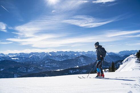 Deutschland, Bayern, Brauneck, Mann auf einer Skitour im Winter in den Bergen - DIGF05946