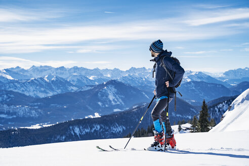 Deutschland, Bayern, Brauneck, Mann auf einer Skitour im Winter in den Bergen - DIGF05947