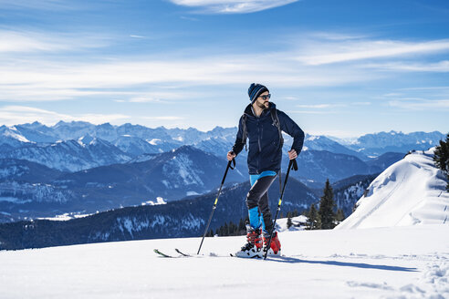 Deutschland, Bayern, Brauneck, Mann auf einer Skitour im Winter in den Bergen - DIGF05948