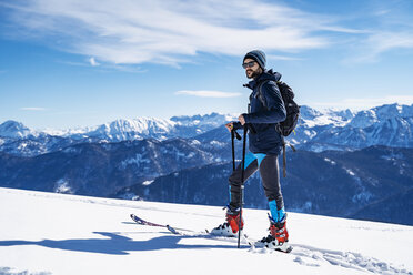 Deutschland, Bayern, Brauneck, Mann auf einer Skitour im Winter in den Bergen - DIGF05949