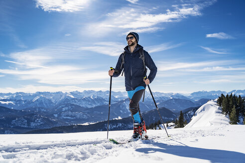 Deutschland, Bayern, Brauneck, Mann auf einer Skitour im Winter in den Bergen - DIGF05950