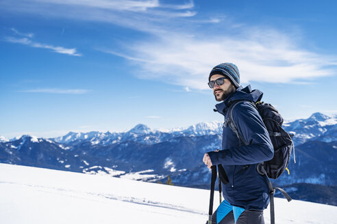 Deutschland, Bayern, Brauneck, Mann auf einer Skitour im Winter in den Bergen - DIGF05951