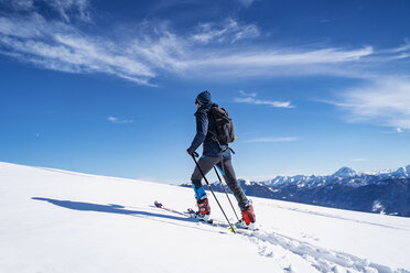Deutschland, Bayern, Brauneck, Mann auf einer Skitour im Winter in den Bergen - DIGF05952