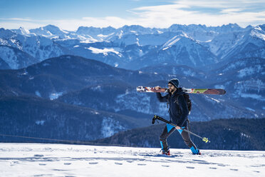 Deutschland, Bayern, Brauneck, Mann auf einer Skitour im Winter in den Bergen - DIGF05963