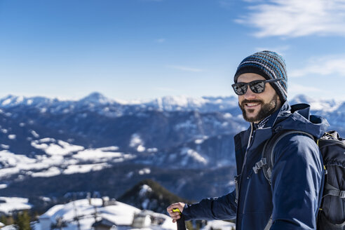Deutschland, Bayern, Brauneck, Porträt eines lächelnden Mannes bei einer Skitour im Winter in den Bergen - DIGF05965