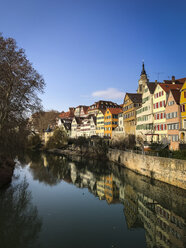 Deutschland, Baden-Württemberg, Tübingen, Neckar mit Hoelderlin-Turm und Klosterkirche - LVF07836