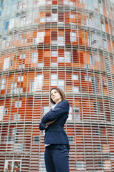 Selbstbewusste Geschäftsfrau steht vor einem Bürogebäude in der Stadt - JRFF02719