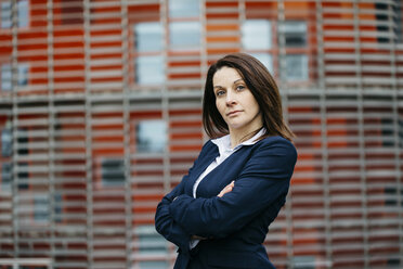 Porträt einer selbstbewussten Geschäftsfrau vor einem Bürogebäude in der Stadt - JRFF02724