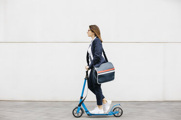Aktive Geschäftsfrau beim Rollerfahren in der Stadt - JRFF02736