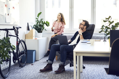 Zwei Kollegen beim Brainstorming im Büro - BSZF00988