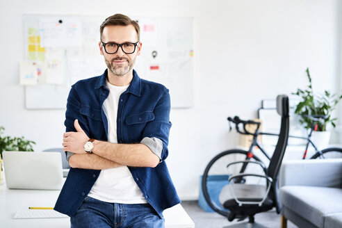 Porträt eines selbstbewussten Geschäftsmannes im Büro - BSZF01020