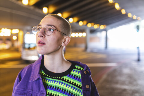 Porträt einer jungen Frau in der Stadt neben einem U-Bahn-Knotenpunkt, lizenzfreies Stockfoto