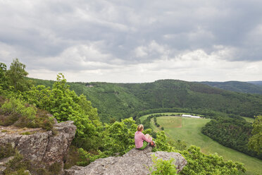 Deutschland, Nordrhein-Westfalen, Eifel, Region Nideggen, Wanderer genießt den Blick vom Eugenienstein zum Hohen Venn - Naturpark Eifel - GWF05892