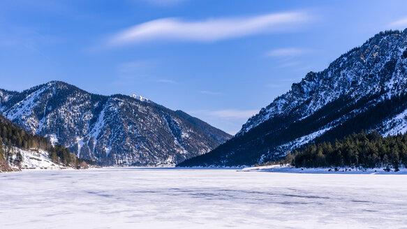 Österreich, Tirol, Ammergauer Alpen, Winter am Plansee - STSF01845