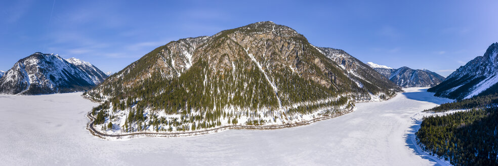 Österreich, Tirol, Ammergauer Alpen, Winter am Plansee - STSF01851