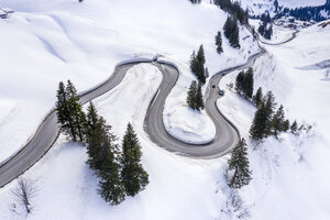 Austria, Vorarlberg, Allgaeuer Alps, winter at Hochtannberg Pass - STSF01859