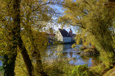 Deutschland, Bayern, Regensburg, Altstadt, Salzstadel und Brückentor - LBF02383