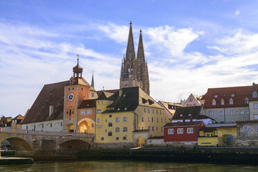 Deutschland, Bayern, Regensburg, Altstadt, Salzstadel, Steinerne Brücke, Brucker Tor und Regensburger Dom, Donau - LBF02384