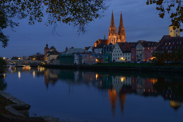 Germany, Bavaria, Regensburg, Old town, Stone Bridge, Bruck Gate and Regensburg Cathedral, Danube river at night - LBF02385