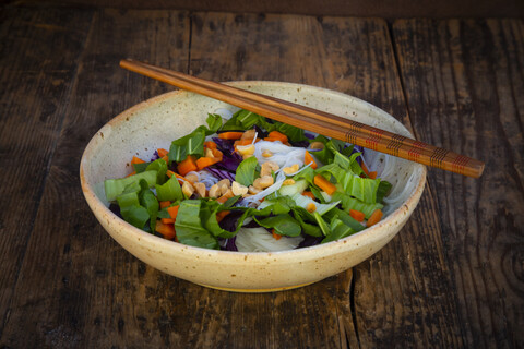 Glasnudelsalat mit Pak Choi, Karotten, Rotkohl und Erdnüssen, lizenzfreies Stockfoto