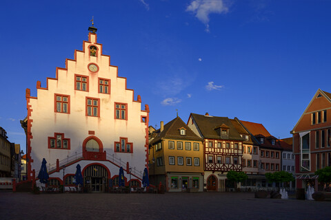 Deutschland, Bayern, Karlstadt, Rathaus und Marktplatz im Abendlicht, lizenzfreies Stockfoto