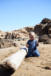 Relaxed toddler playing on the beach - IGGF00899