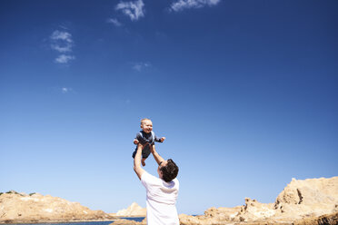 Spanien, Menorca, Vater spielt mit kleinem Sohn am Strand - IGGF00901