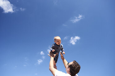 Father playing with little son on the beach - IGGF00903