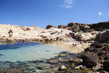 Spanien, Menorca, Familie entspannt sich gemeinsam am Strand - IGGF00904