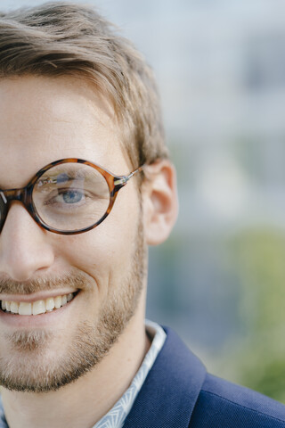 Lächelnder Geschäftsmann mit Brille, Nahaufnahme, Porträt, lizenzfreies Stockfoto