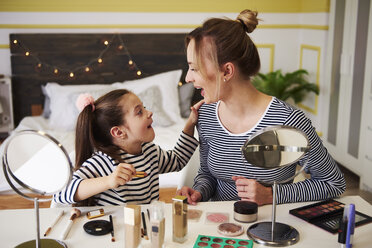 Mutter und Tochter schminken sich gemeinsam, mit Lippenstift - ABIF01193