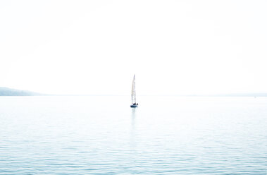 Germany, Bavaria, Upper Bavaria, sailing boat on Lake Ammer - LHF00605