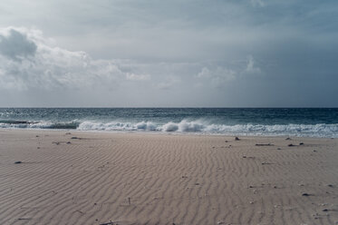 Spanien, Tarifa, Blick vom Strand auf das Meer - OCMF00290