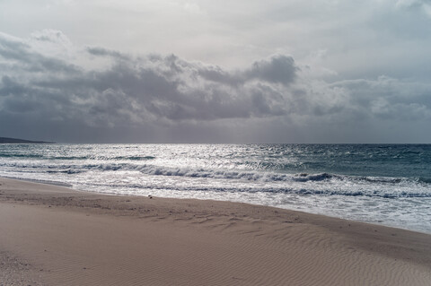 Spanien, Tarifa, Blick vom Strand auf das Meer, lizenzfreies Stockfoto